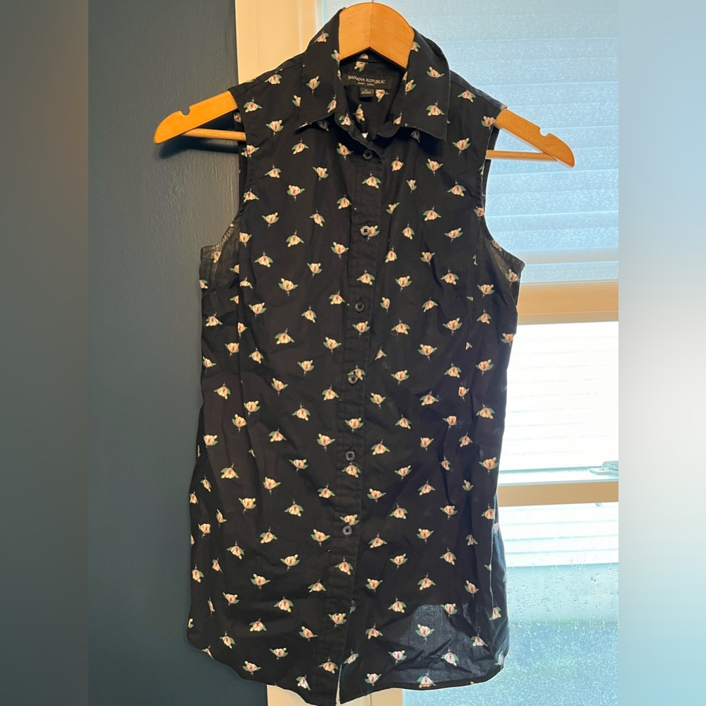 Banana Republic. Sleeveless collared button down. Black w white flowers. Size S.